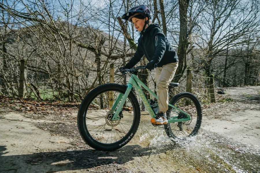 Dítě v helmě na zeleném kole Orbea Kimu 24 H10