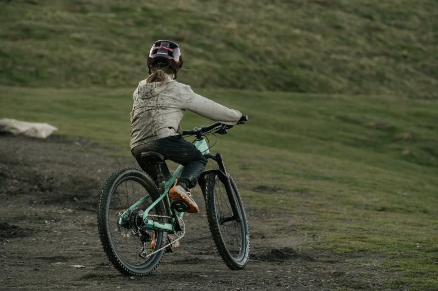 Orbea Kimu 24 H10 ve stoupání po rozbité cestě