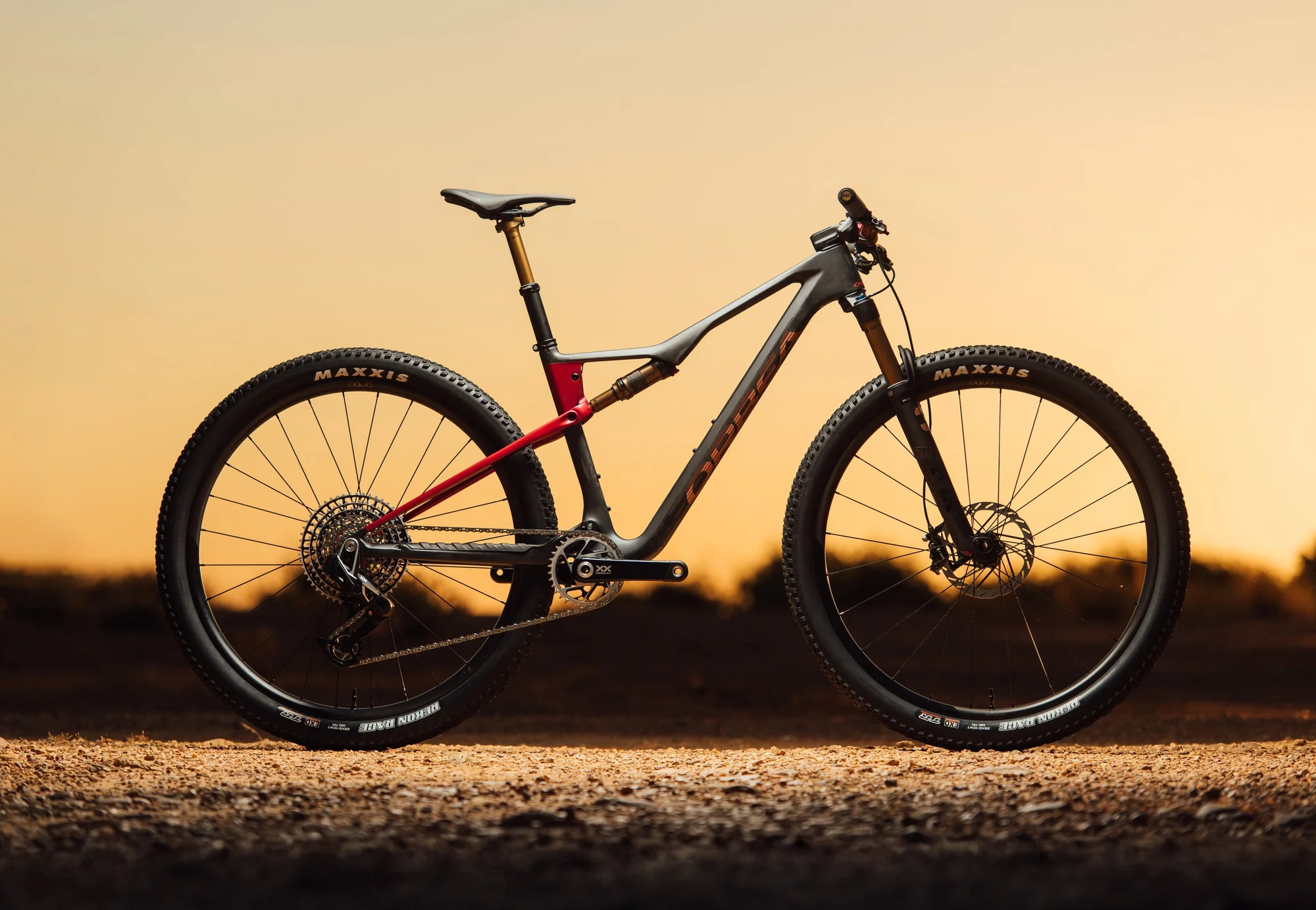 Orbea Oiz z boku – karbonový rám OMX se zadní stavbou Fiberlink