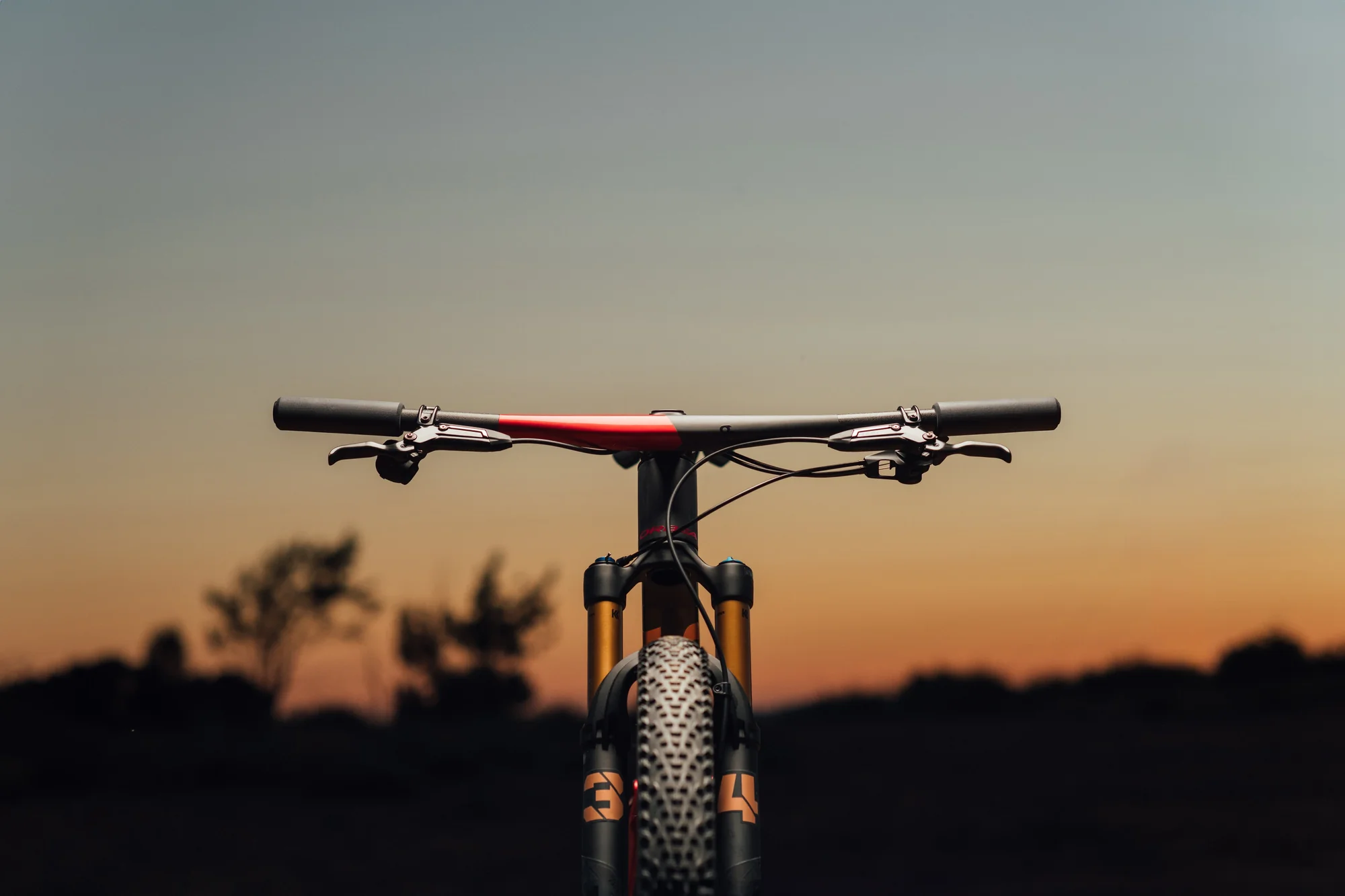 Orbea Oiz zepředu – vidlice Fox 34 SL a kokpit OC MP10
