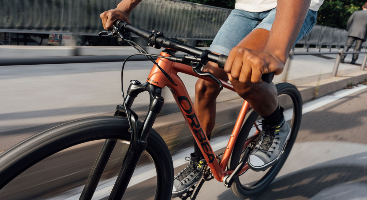 Jezdec na kole Orbea Onna, detail přední části kola při jízdě po mostě