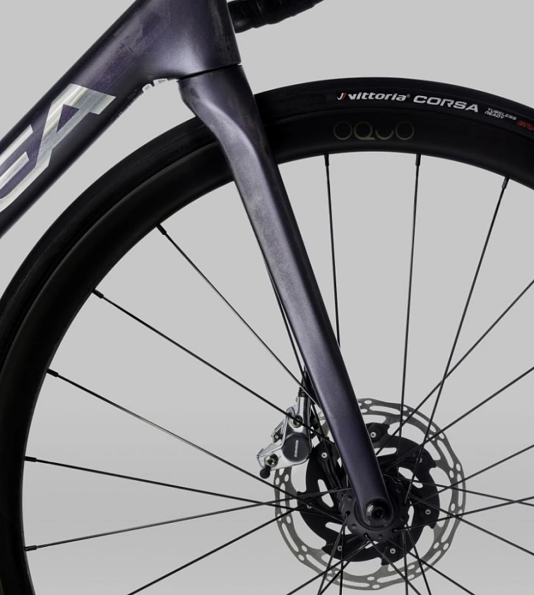 Vidlice silničního kola Orbea Orca s kotoučovou brzdou a pláštěm Vittoria Corsa