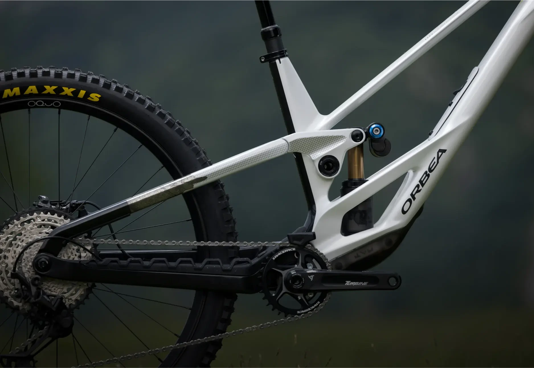 Detail zadní stavby, tlumiče a klik horského kola Orbea Rallon z boku
