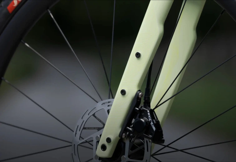 Vidlice gravel kola Orbea Terra s montážními body na noze a brzdovým třmenem s kotoučem