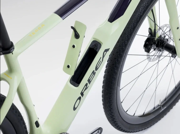 Otevřený úložný prostor Lockr XXL ve spodní trubce rámu gravel kola Orbea Terra