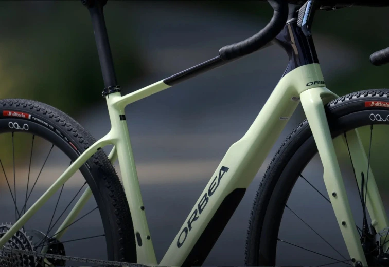 Detail rámu a vidlice gravel kola Orbea Terra s gravelovými plášti, pohled z boku