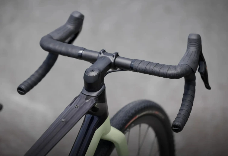 Řídítka, představec a brzdové páky gravel kola Orbea Terra s omotávkou, pohled shora