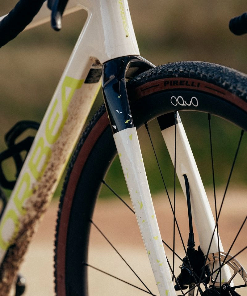 Vidlice a přední kolo s gravelovým pláštěm na kole Orbea Terra