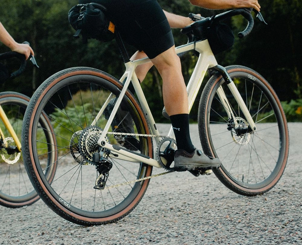 Jezdec na gravel kole Orbea Terra na šotolinové cestě