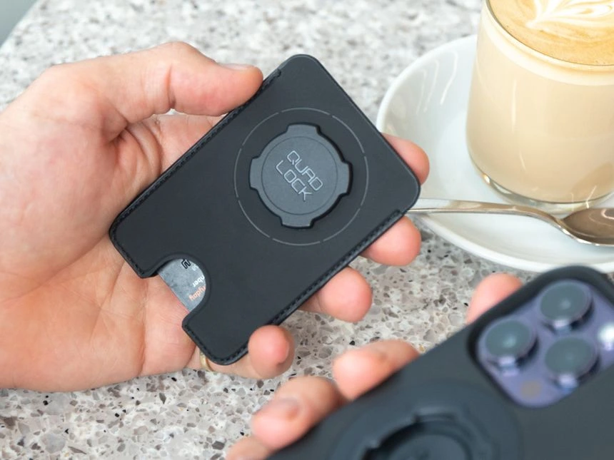 Peněženka Quad Lock MAG samostatně, s výřezem pro vysunutí karet