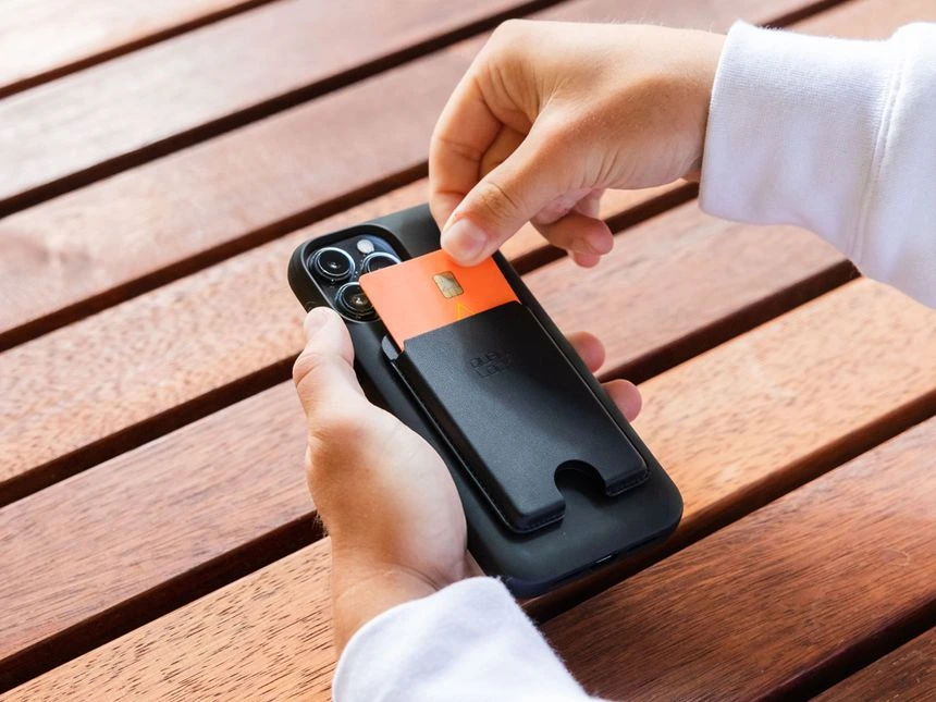 Vytažení karty z peněženky Quad Lock MAG nasazené na telefonu