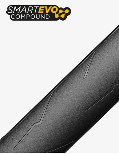 Logo směsi SmartEVO Compound a detail běhounu silničního pláště Pirelli P ZERO