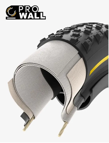Řez pláštěm Pirelli Scorpion s konstrukcí ProWALL a zesílenou bočnicí