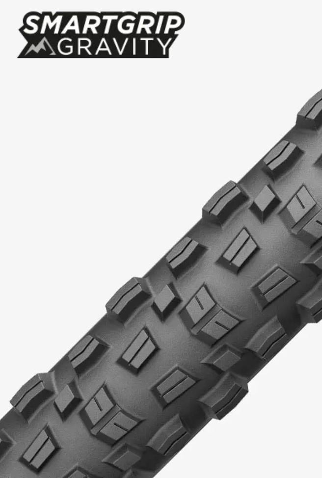 Detail běhounu pláště Pirelli Scorpion s logem směsi SmartGRIP Gravity