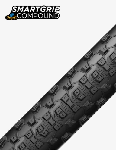 Detail běhounu pláště Pirelli Scorpion s logem směsi SmartGRIP Compound