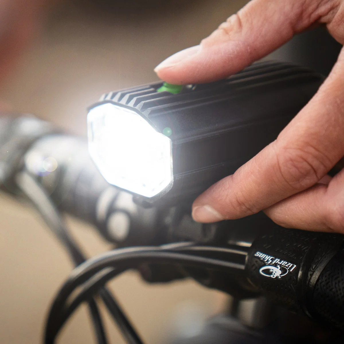 Zapínání předního světla Lezyne Lite Drive 1200+ na řídítkách