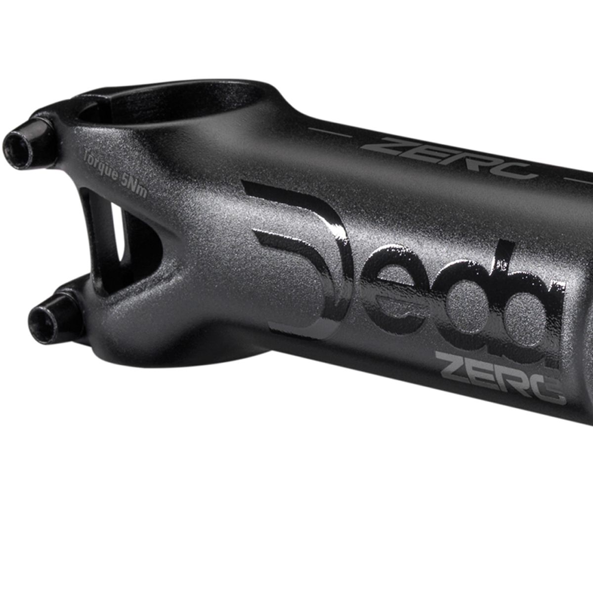 Detail matně černého představce Deda Zero2 s lesklým černým logem Deda a potiskem Torque 5 Nm
