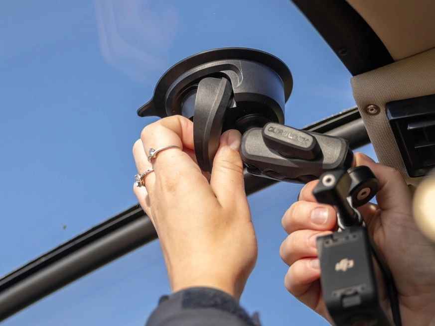 Upevnění přísavné základny Quad Lock 360 na čelní sklo auta pákovým mechanismem