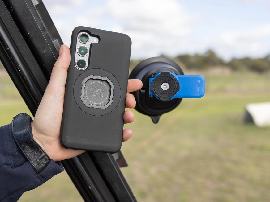 Nasazení telefonu v pouzdře Quad Lock na přísavnou základnu upevněnou na vozidle