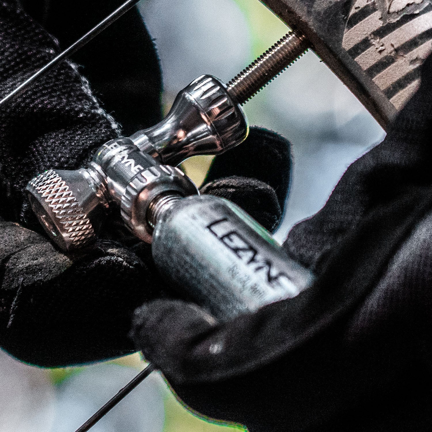 Huštění pláště pumpičkou na bombičky Lezyne Control Drive CO2
