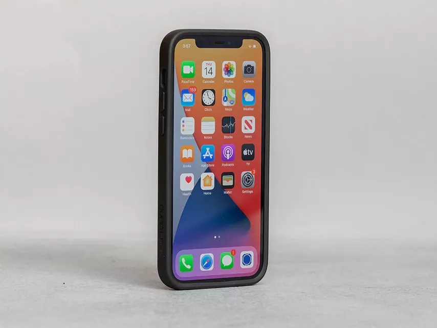Přední strana iPhonu v pouzdře Quad Lock s okrajem přesahujícím přes displej