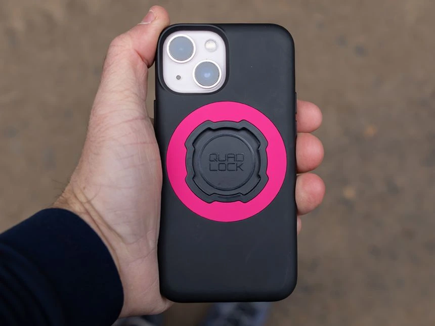 Zadní strana pouzdra Quad Lock MAG s růžovým vyměnitelným kroužkem MAG Ring