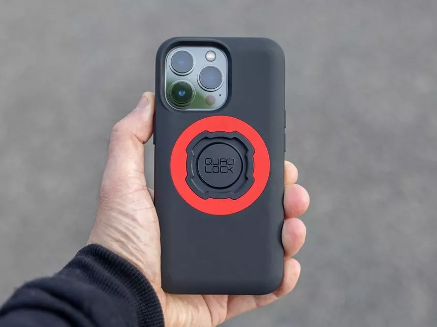 Telefon v pouzdře Quad Lock MAG s červeným kroužkem a paticí pro uchycení do držáku