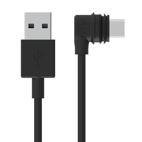 Detail konektorů černého kabelu Quad Lock: rovný USB-A a do pravého úhlu zahnutý USB-C s těsněním