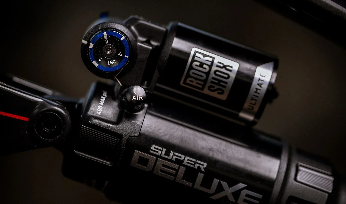 Očíslovaný ovladač nízkorychlostní komprese LSC na zásobníku tlumiče Super Deluxe Ultimate, vedle něj ventilek vzduchu