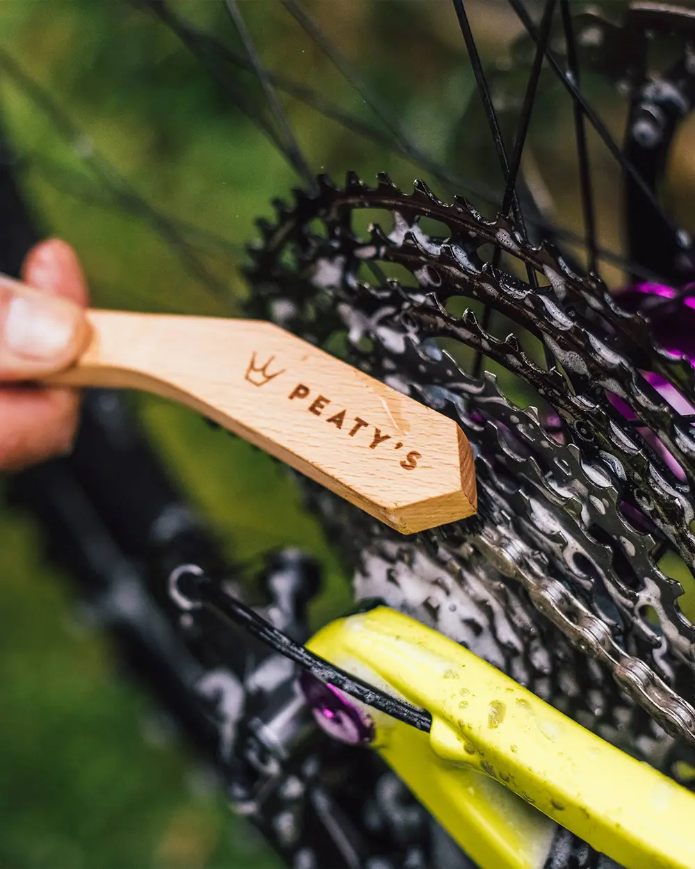 Kartáč Peaty's Drivetrain Brush se zalomenou hlavou při čištění mokré kazety horského kola