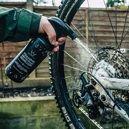 Pěnový odmašťovač Peaty's Foaming Drivetrain Degreaser stříkaný na kazetu a přehazovačku