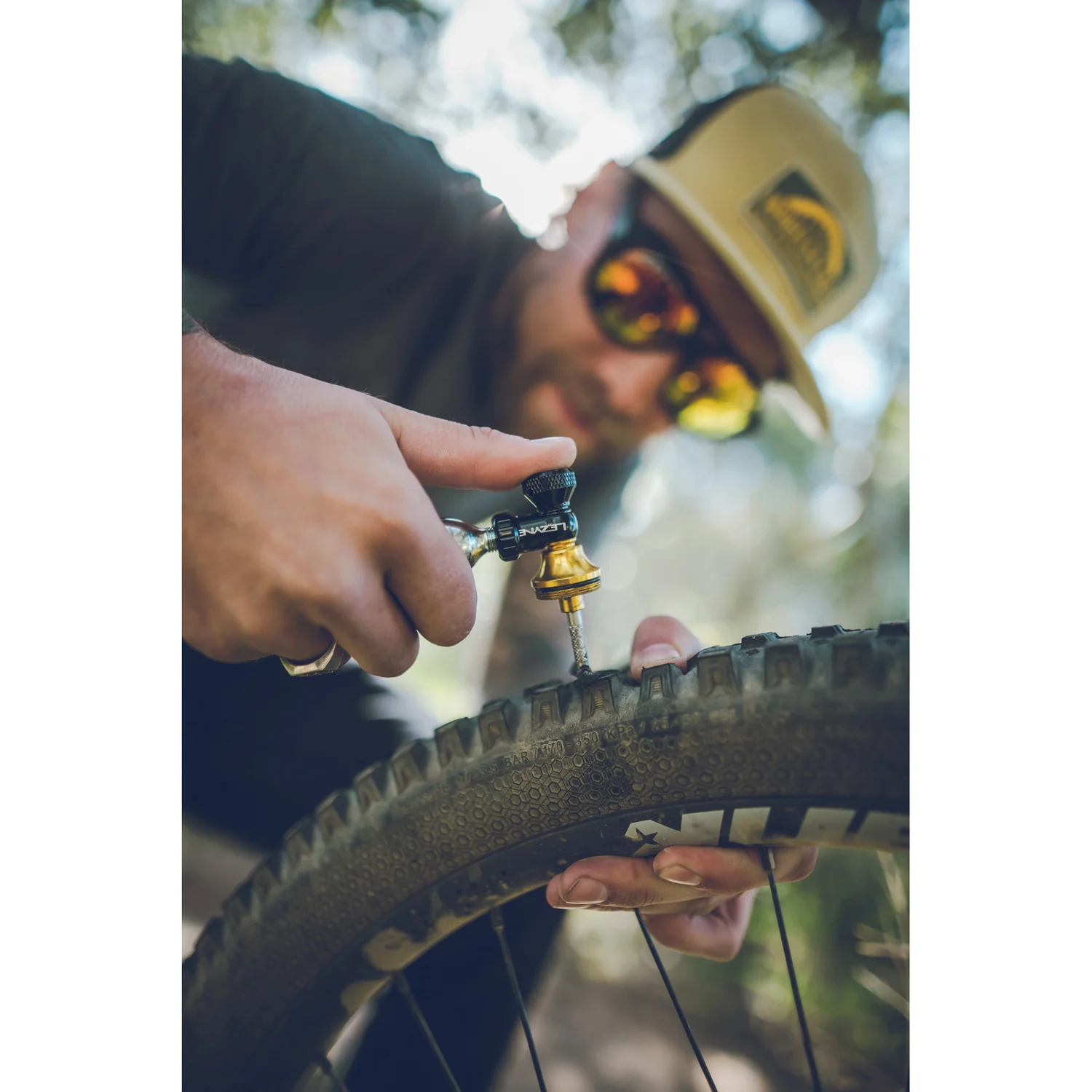 Jezdec opravuje bezdušový plášť sadou Lezyne Tubeless CO2 Blaster