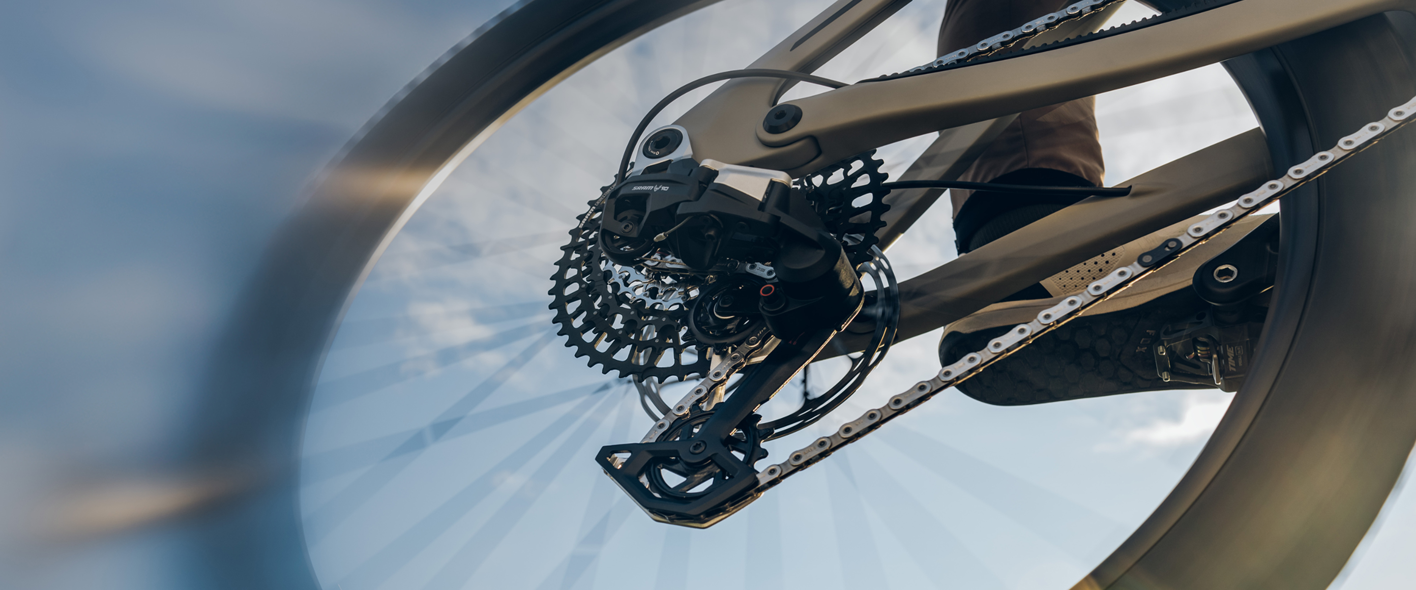 Přehazovačka SRAM Eagle 90 Transmission namontovaná na zadní stavbě horského kola