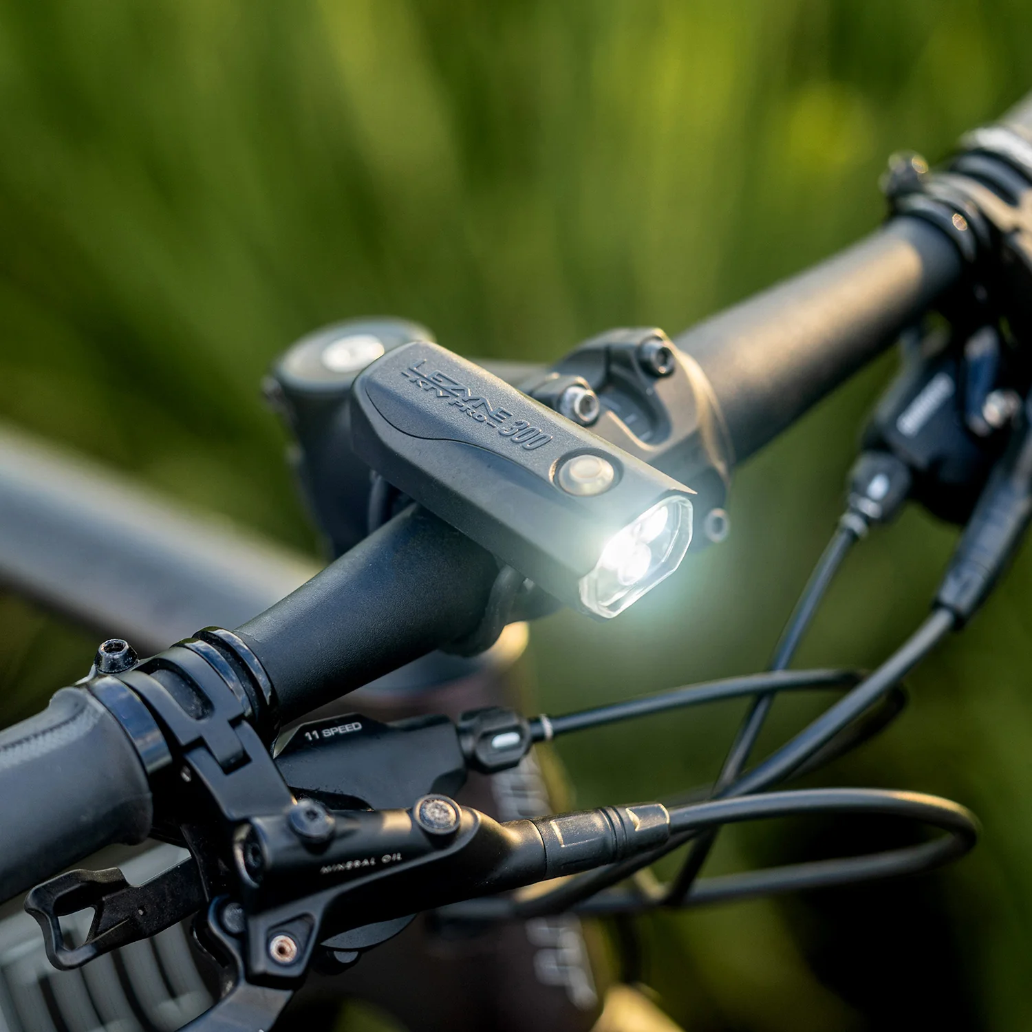 Přední světlo Lezyne KTV Drive Pro 300+ na řídítkách horského kola