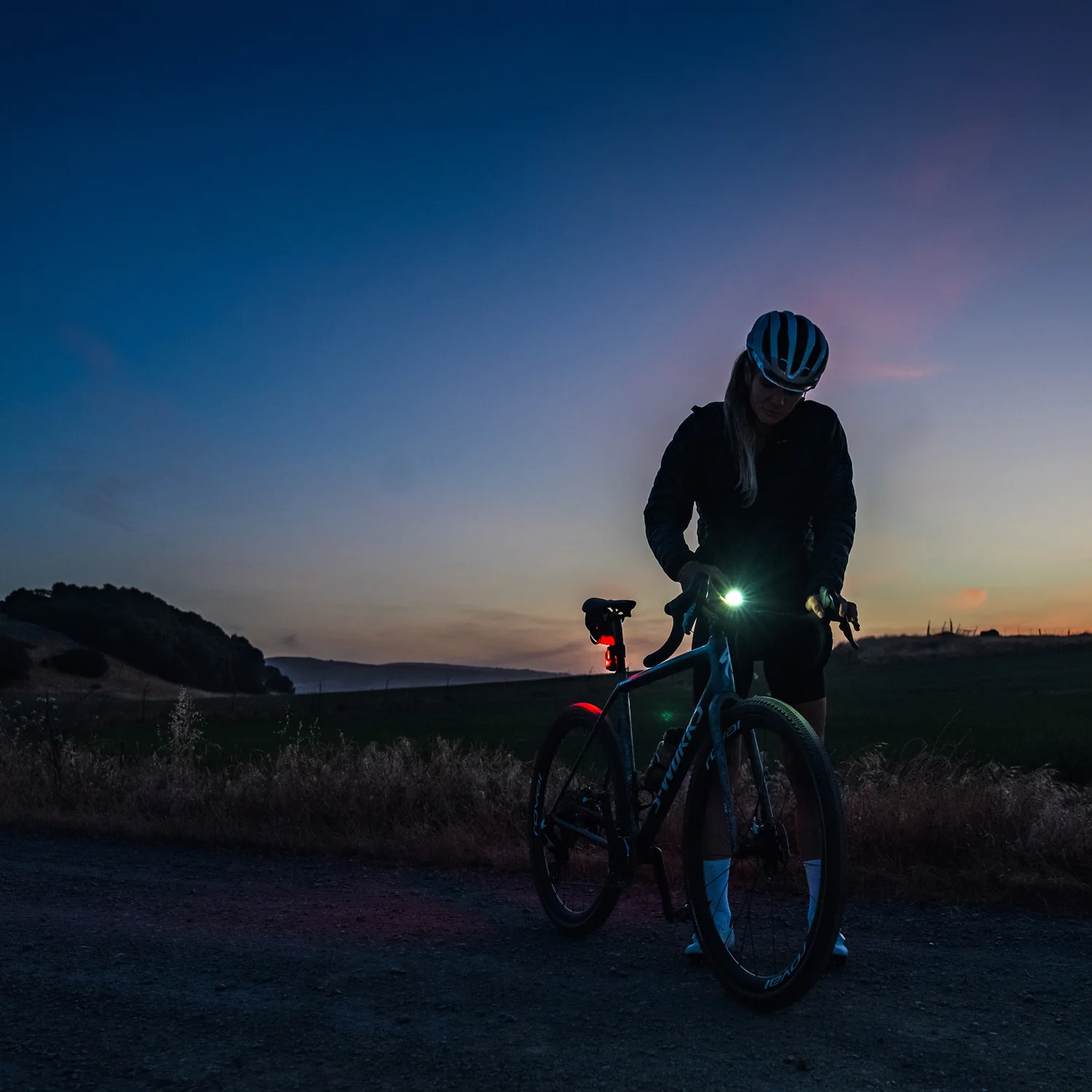 Cyklista za soumraku se sadou světel Lezyne Radar React System