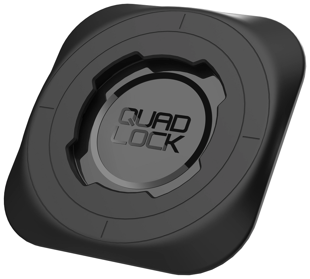 Samolepicí adaptér Quad Lock MAG Universal Adaptor a čisticí ubrousek z balení