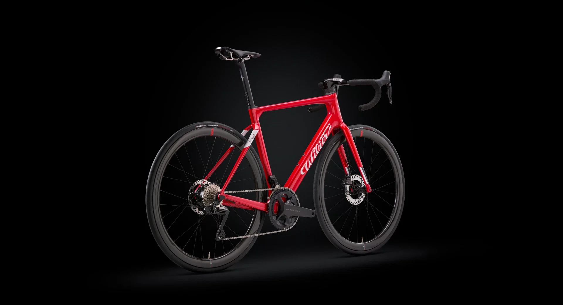 Silniční elektrokolo Wilier Filante Hybrid z třičtvrtečního pohledu na tmavém pozadí