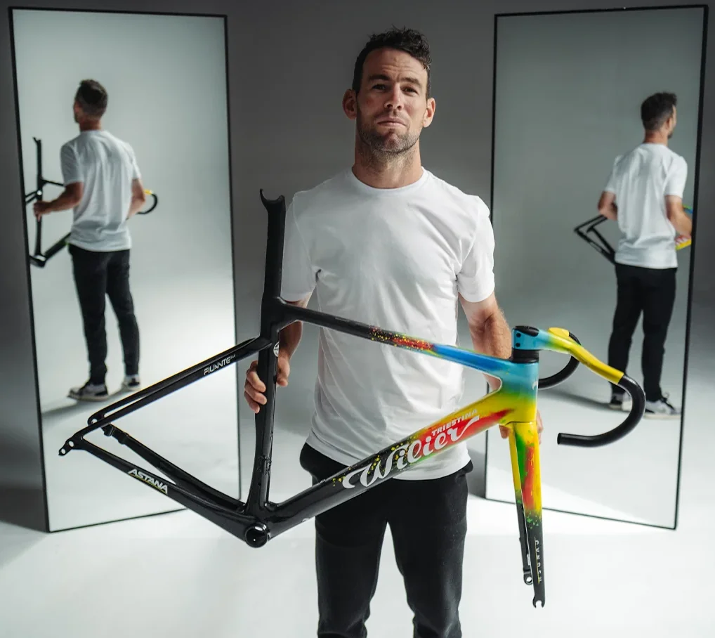 Mark Cavendish drží rám Wilier Filante SLR v laku CVNDSH
