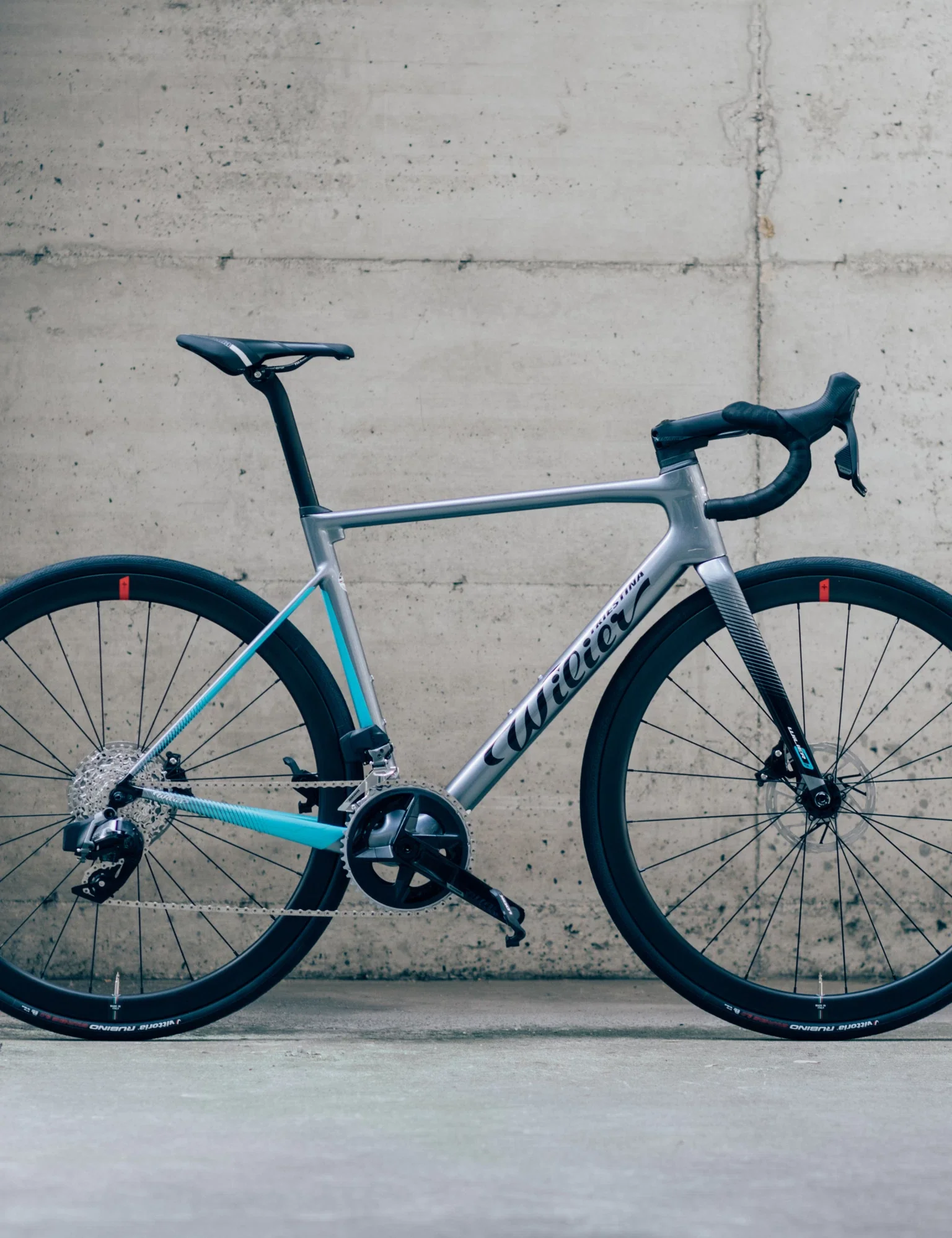 Silniční kolo Wilier Zero SL z boku u betonové zdi