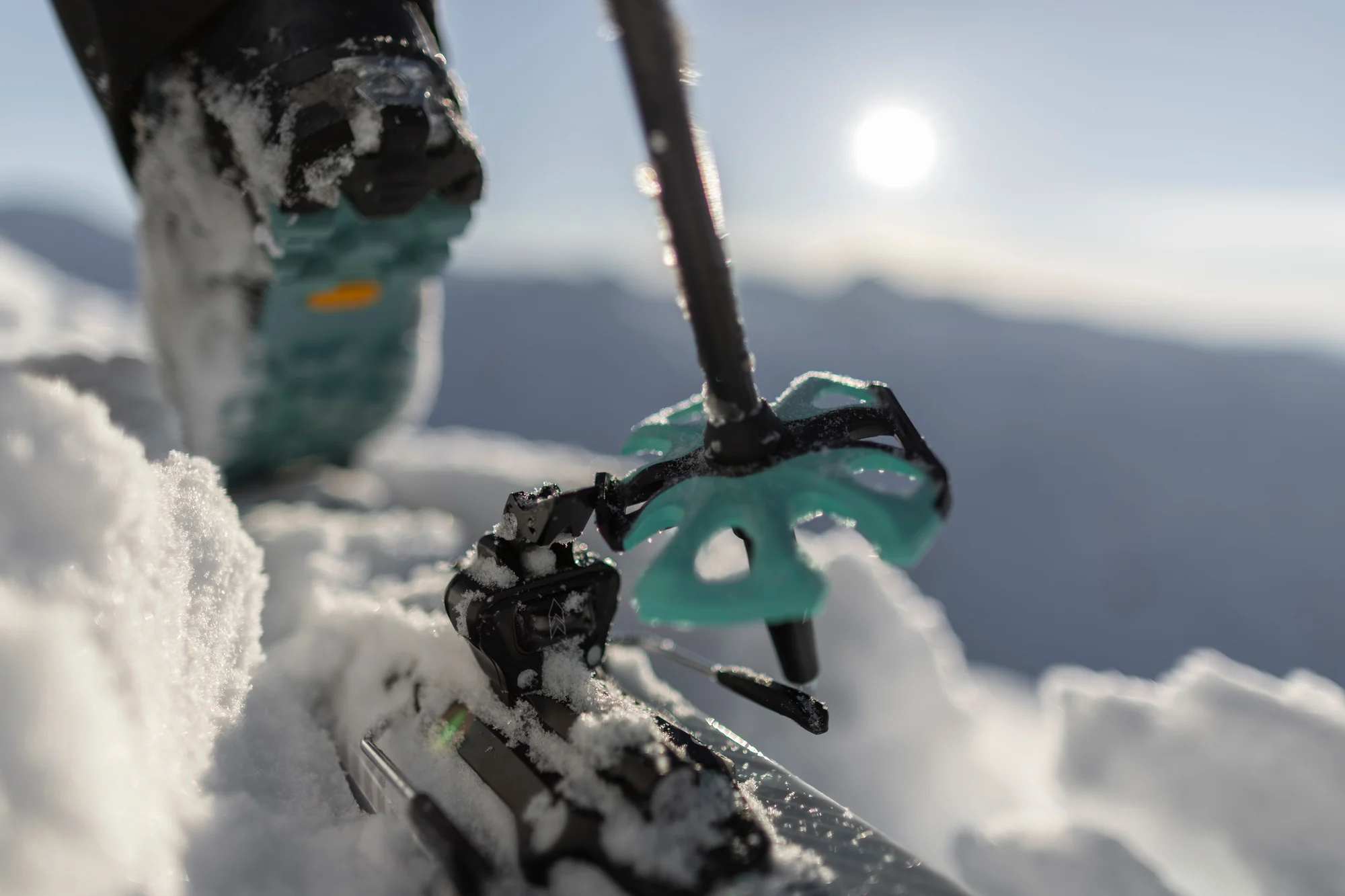 Talířek skialpové hole Leki Bernina FX Carbon při přestavování stoupací podpěry vázání