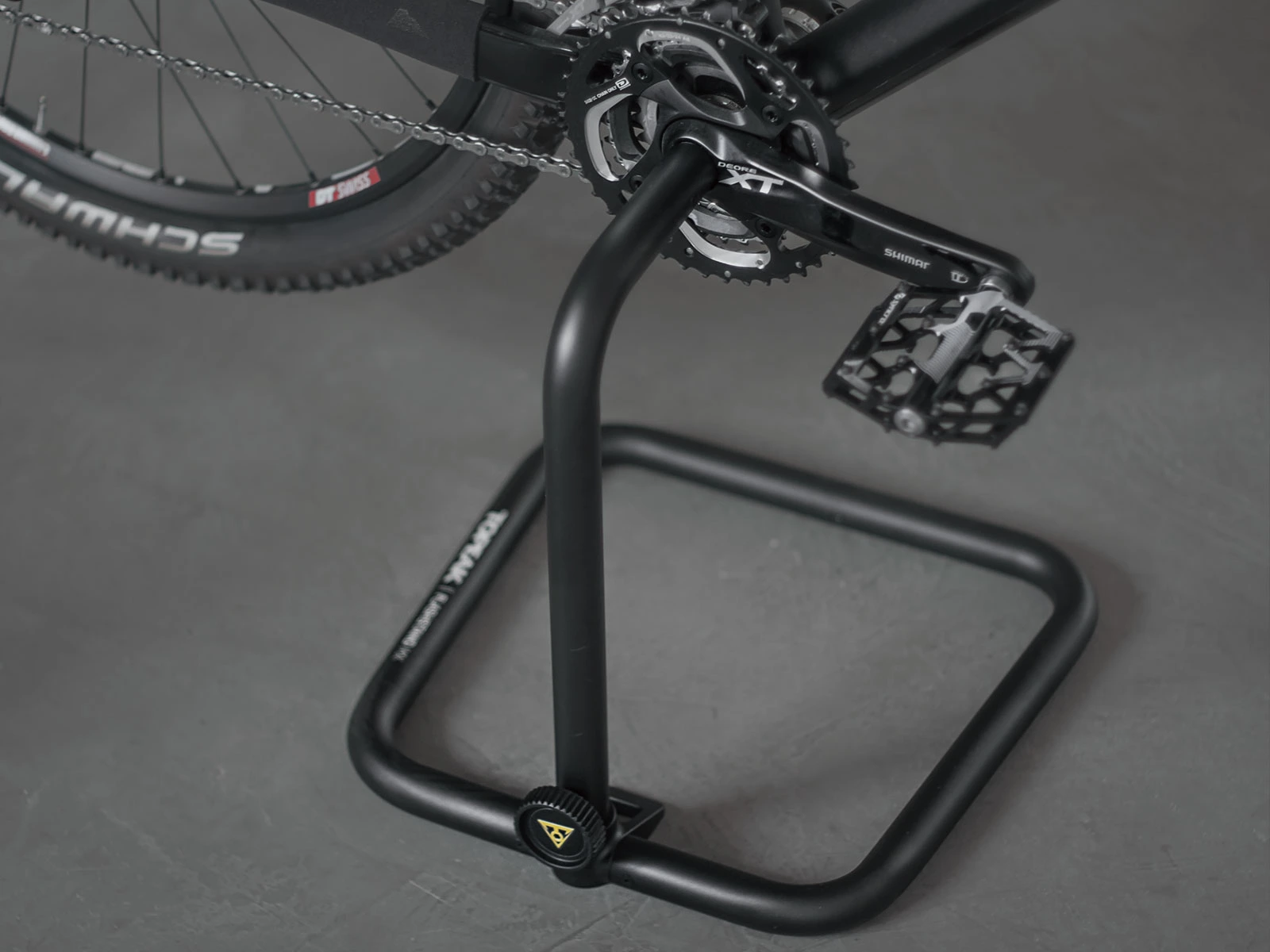 Klika horského kola usazená ve stojanu Topeak FlashStand MX