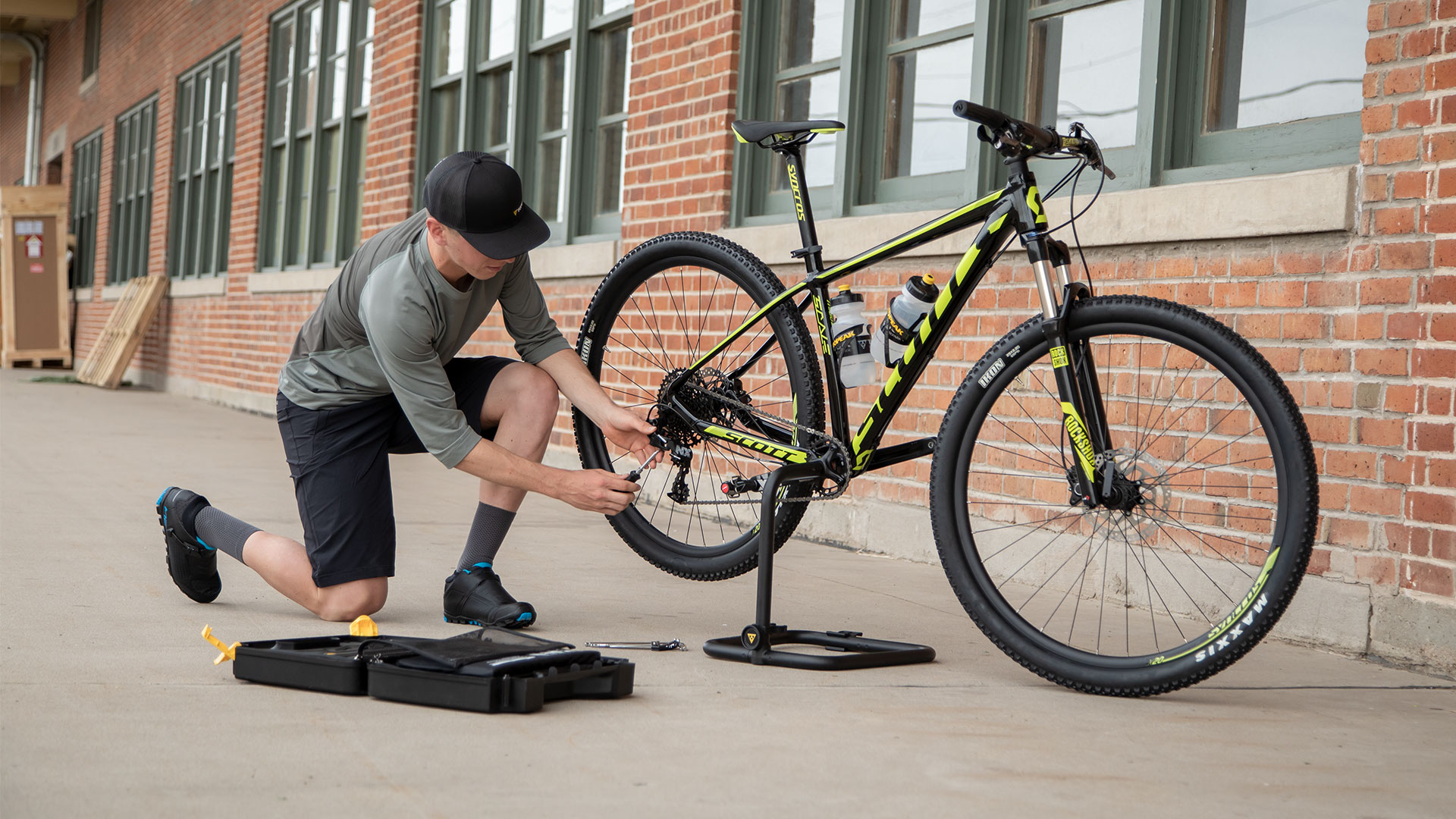 Cyklista seřizuje horské kolo ve stojanu Topeak FlashStand MX