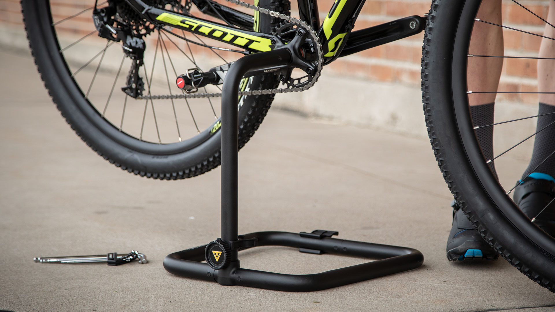 Stojan Topeak FlashStand MX pod klikou horského kola