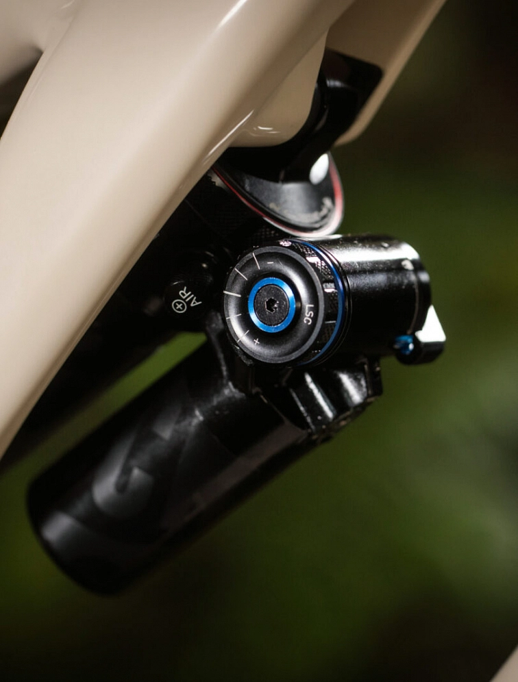 Tlumič RockShox Deluxe a Super Deluxe