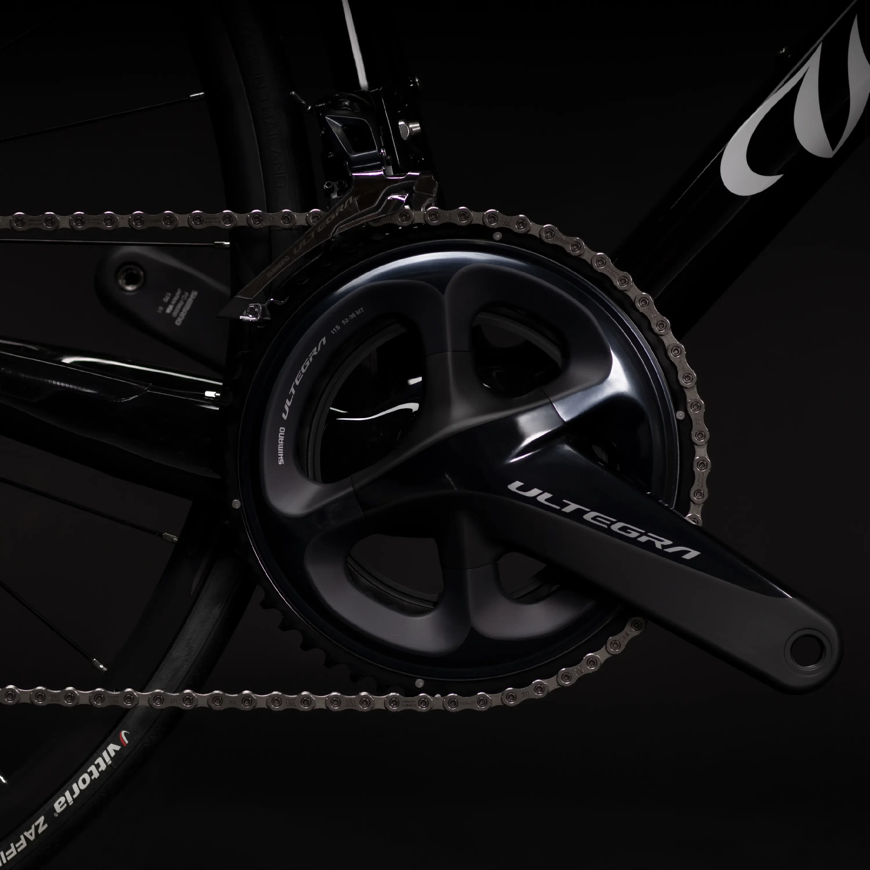 Kliky Shimano Ultegra, přesmykač a řetěz na kole Wilier GTR Team Disc Ultegra + RS171 v barvě Black/White