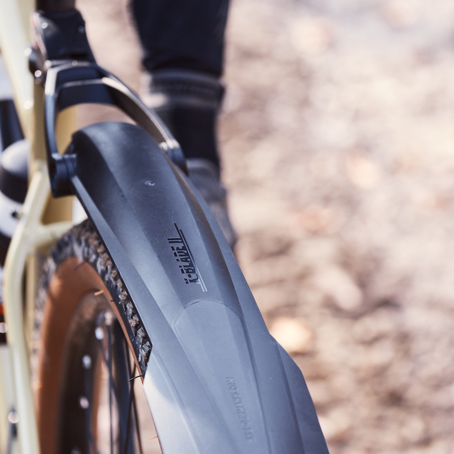 Detail můstku zadního blatníku SKS X-Blade II nad zadním kolem horského kola