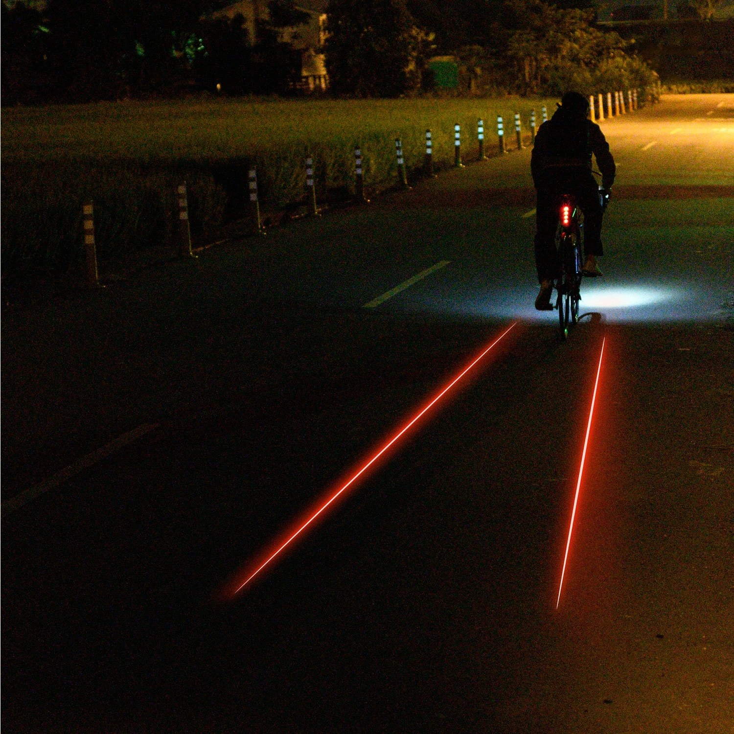 Laserový bezpečnostní koridor promítnutý blikačkou Lezyne Laser Drive na noční silnici
