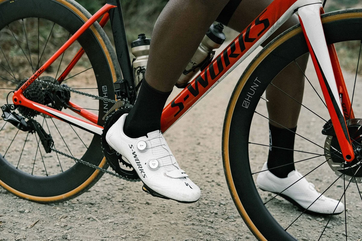 Kola HUNT 65 Carbon Aero Disc na silničním kole S-Works, detail nohy jezdce na pedálu
