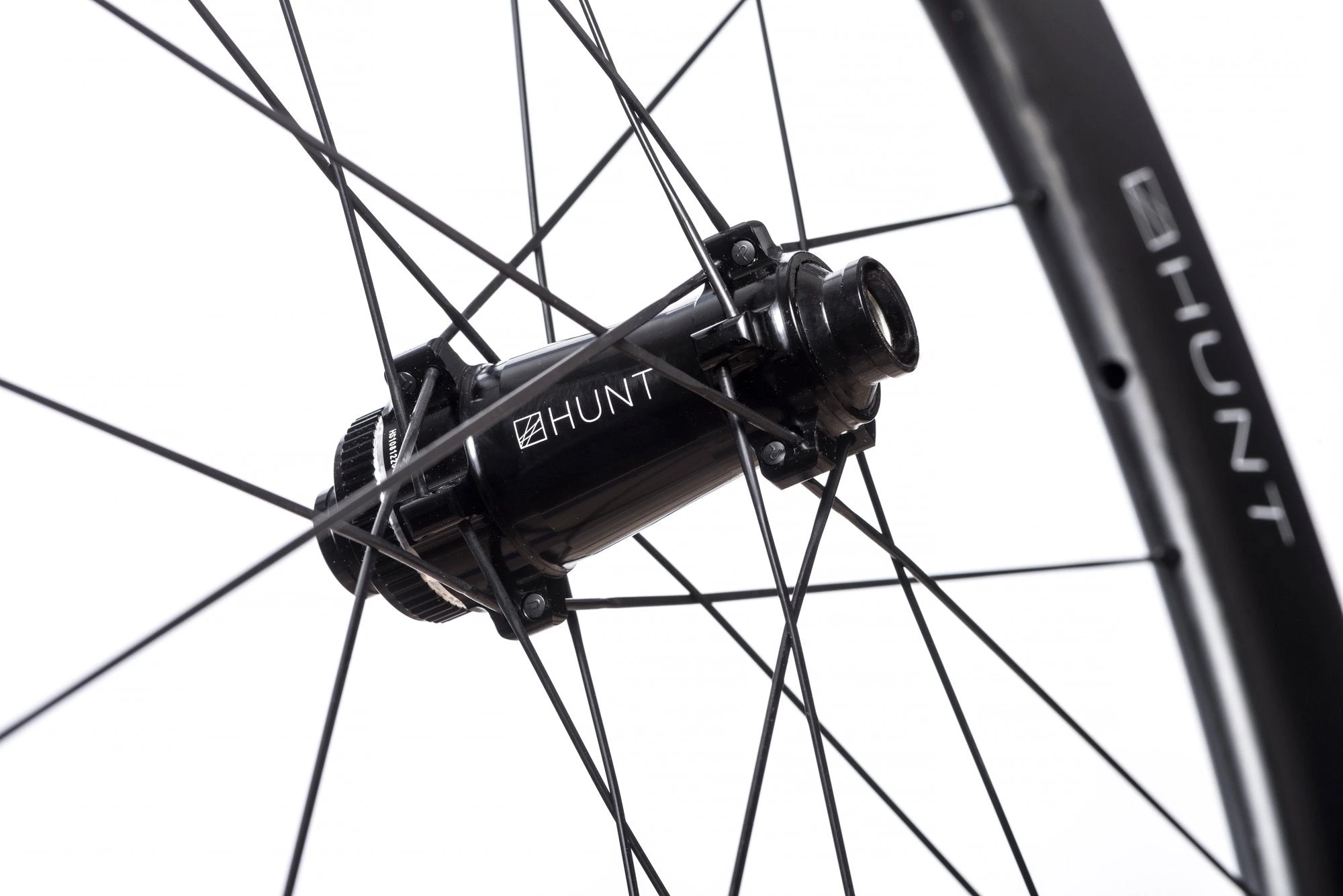 Detail předního náboje HUNT s uchycením kotouče Center Lock a paprsky kol HUNT 65 Carbon Aero Disc