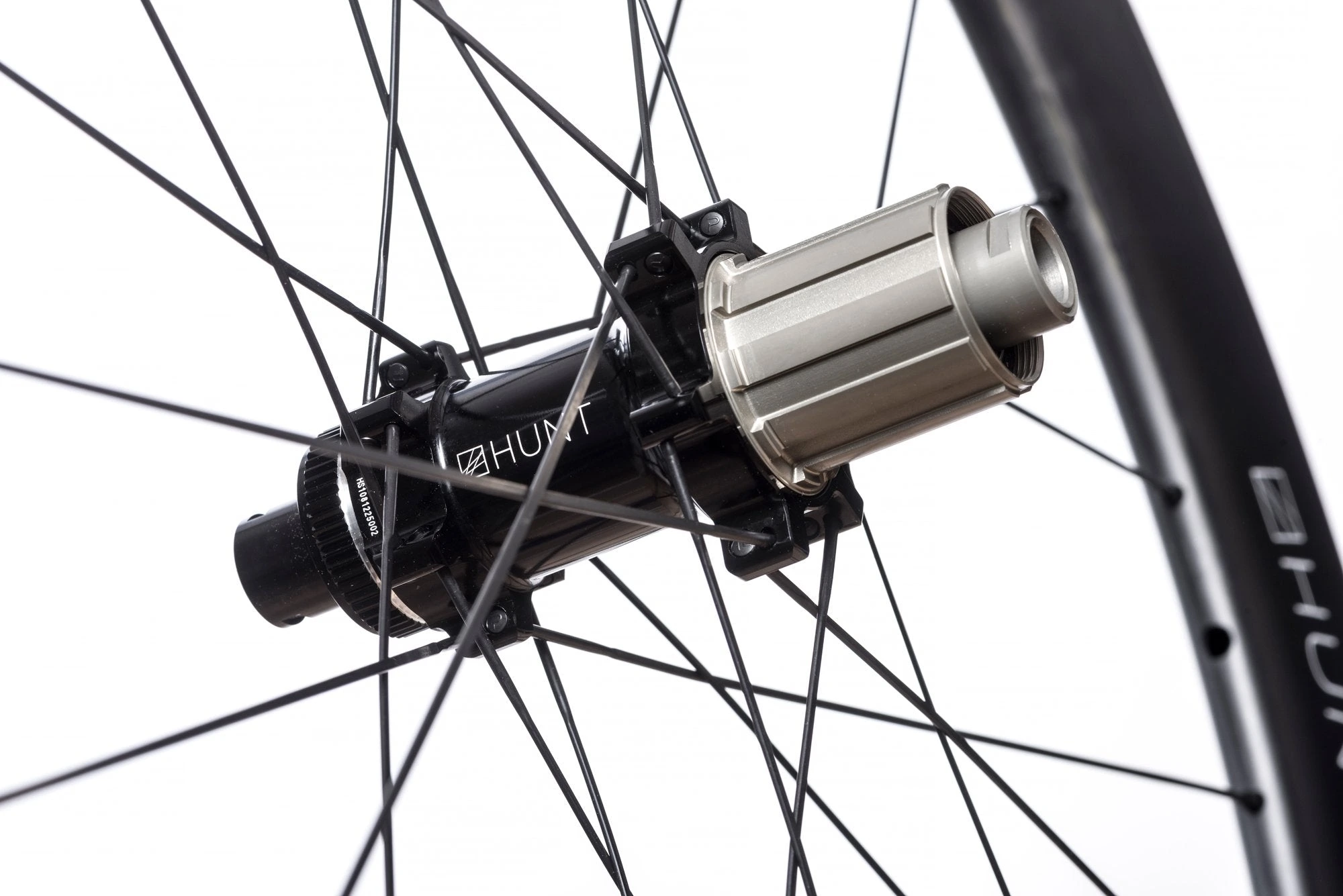 Zadní náboj HUNT s tělem volnoběžky, uchycením kotouče Center Lock a paprsky kol HUNT 65 Carbon Aero Disc